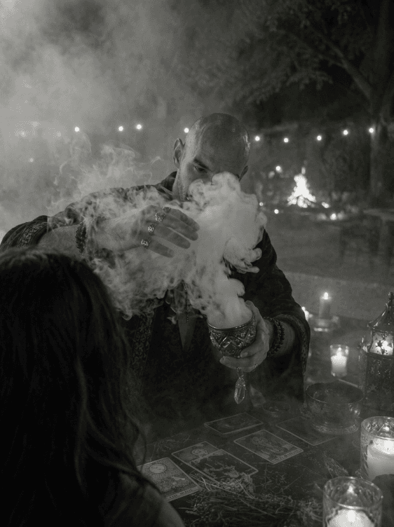 El Señor de los Arcanos sosteniendo el cáliz ceremonial con humo