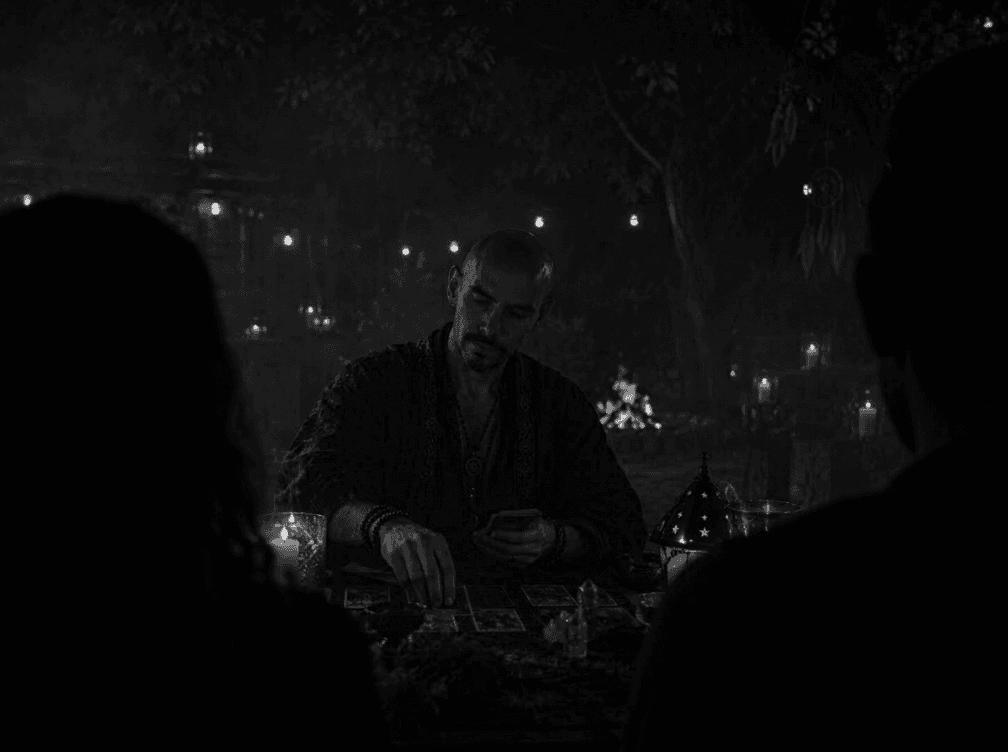 Lectura nocturna: la fogata de fondo, la tenue luz de las velas y el diálogo lúcido con los símbolos vivos.